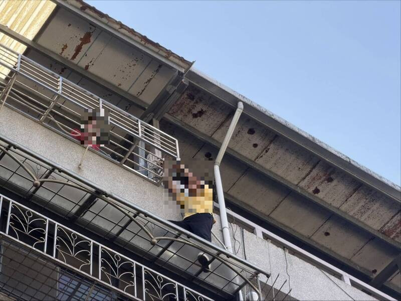 返家忘帶鑰匙竟學蜘蛛人想垂降 男子體力不支報警求援