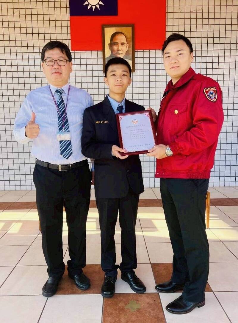 桃市3名高中生救火阻廢棄物延燒 消防隊員讚「教科書等級滅火」