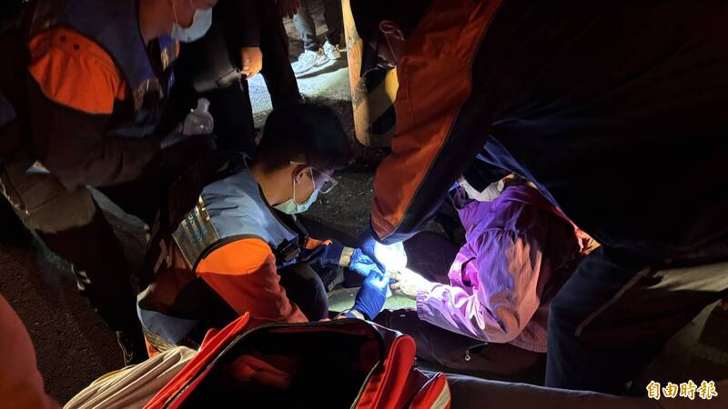 受傷的顏婦，左手掌有刀傷。（記者楊金城攝）