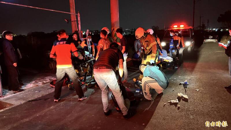 現場3人受傷，警力和消防人員到場救援。（記者楊金城攝）