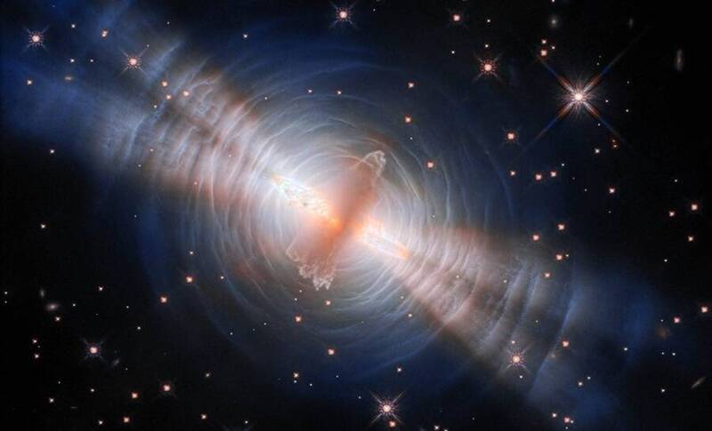 像被光束劃開的宇宙雞蛋!哈伯拍下罕見「蛋星雲」恆星臨終影像