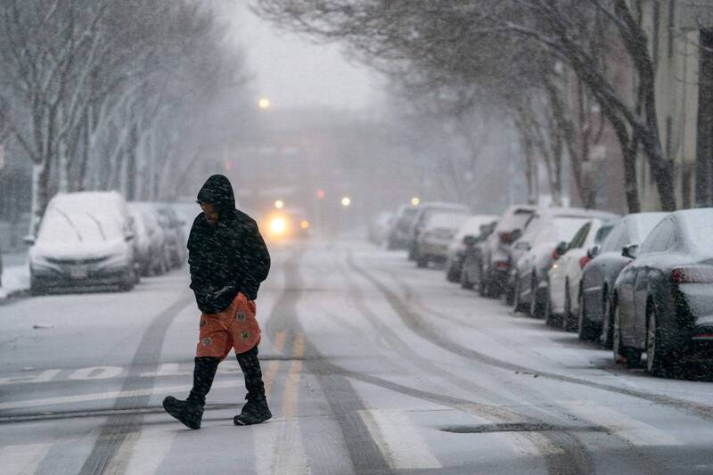 美國世紀暴風雪多州進入緊急狀態!3509架航班取消、1.5萬架延誤