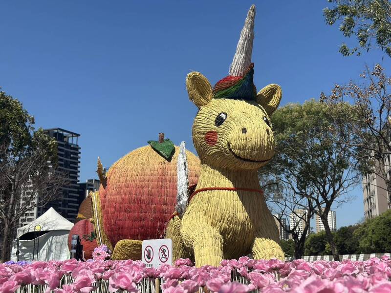 桃園燈會「馬力食足」農業燈區 獨角飛馬、水蜜桃馬車打造童話世界
