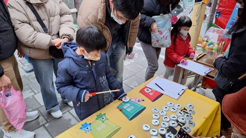 賞燈祈福環保拿好禮!新北環保局推自備餐具、回收廢電池