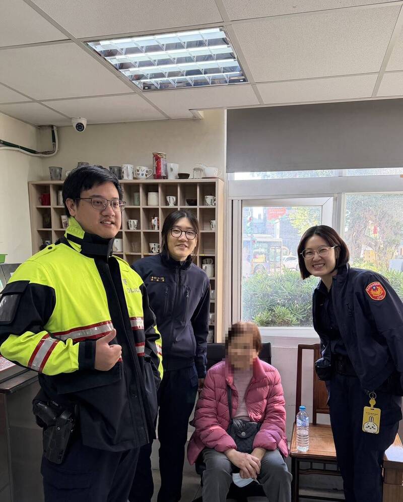 八旬老婦外出找孫女搭錯公車迷途 幸虧遇上警方幫助她返家