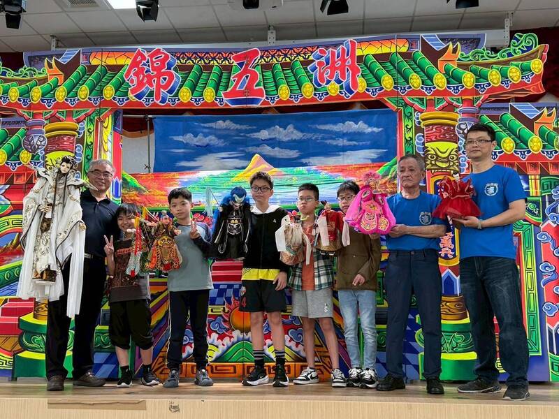 開學好好玩!高雄河堤國小搬進布袋戲台 「武松打虎」反霸凌