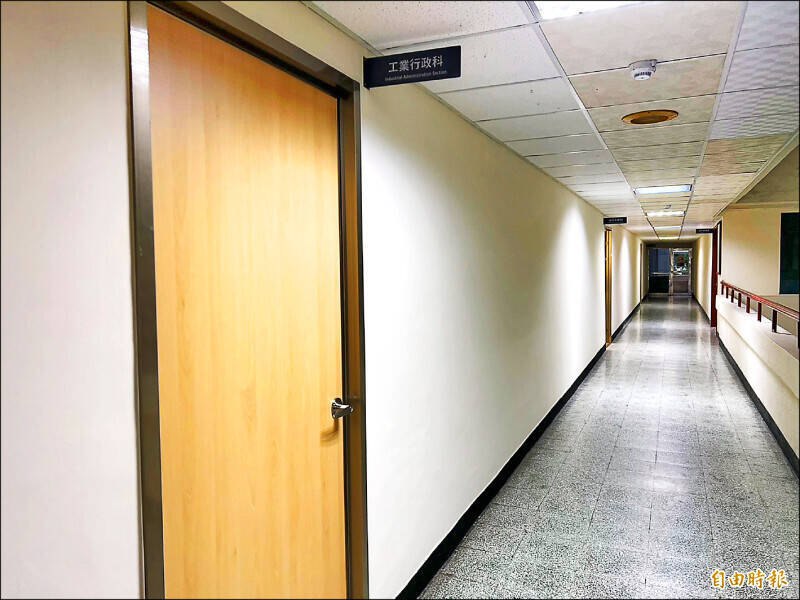 桃市經發局弊案 前科長、承辦員收代辦業者賄賂被起訴