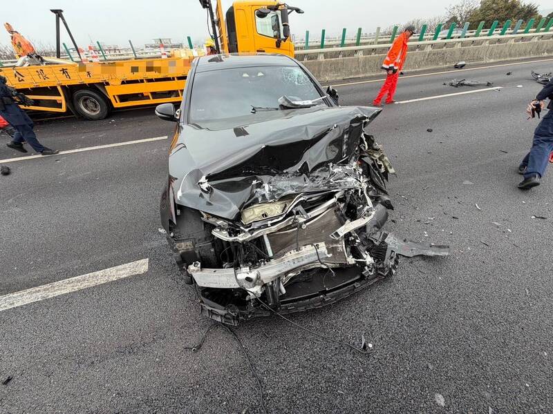 國3台中路段賓士車撞緩撞車 車頭宛如廢鐵