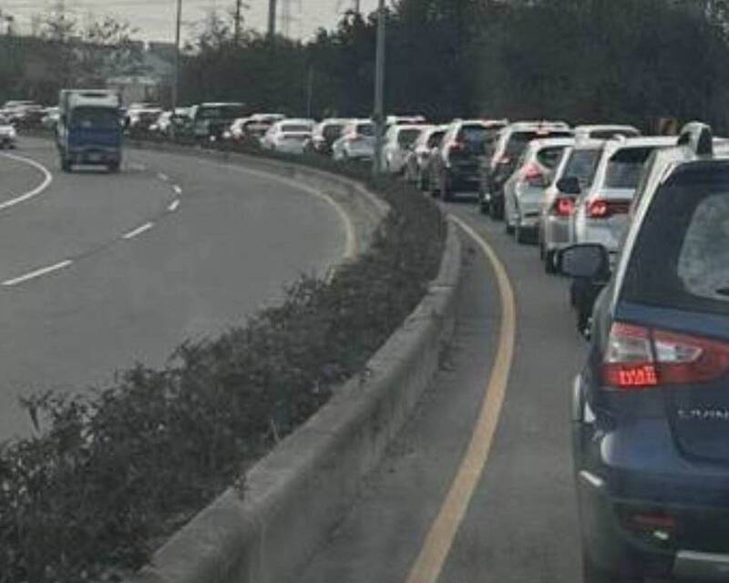 彰化美港公路施工狂塞1小時 老闆霸氣宣布遲到半小時不扣薪