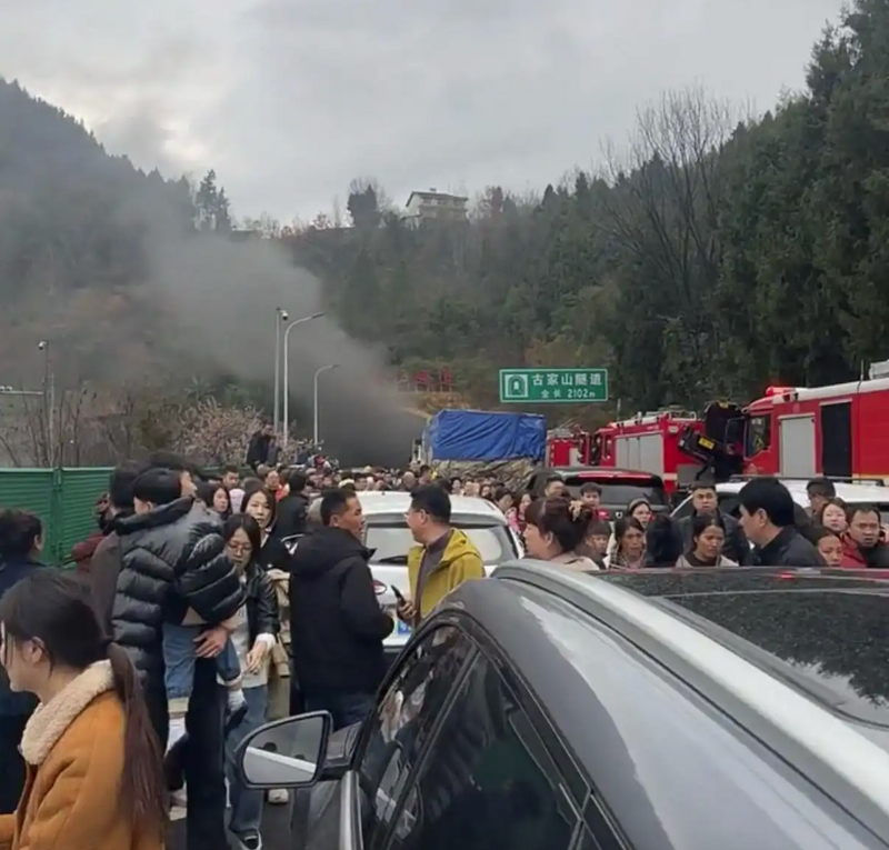 中國京昆高速公路古家山隧道內23日突傳火警，大批警消到場救援。（擷取自微博）