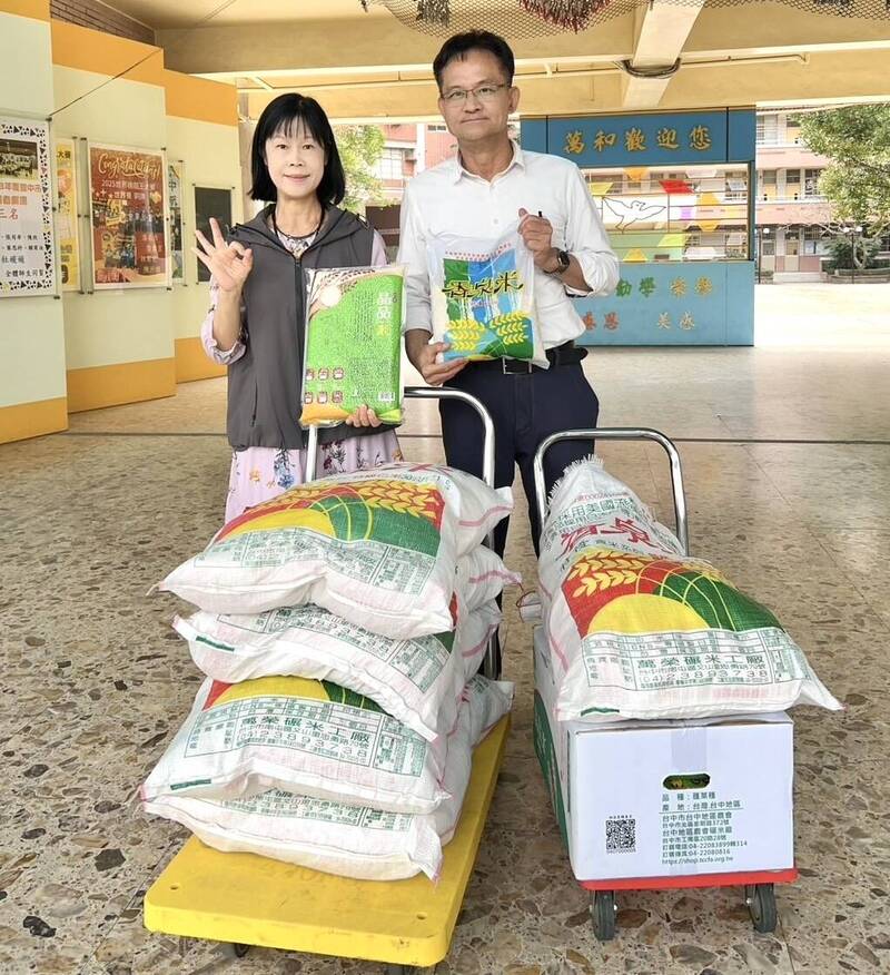 新春開學送暖!台中綠營議員參選人赴國小送米