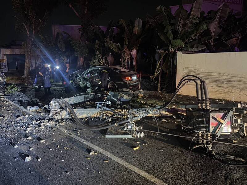 高雄大寮毒駕衝撞警車 攔腰撞斷電桿男女就逮