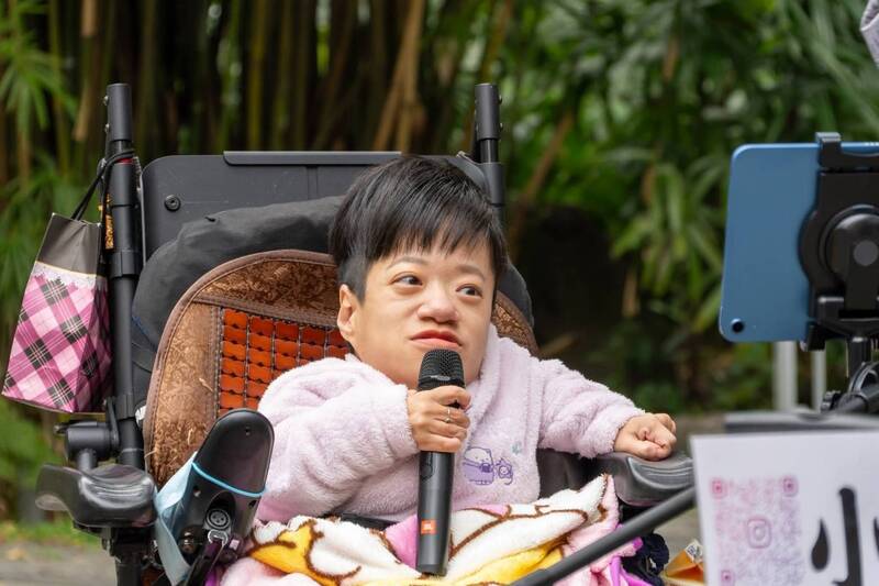 「玻璃娃娃」小雪街頭藝人初試啼聲 甜美嗓音吸引圍觀打賞