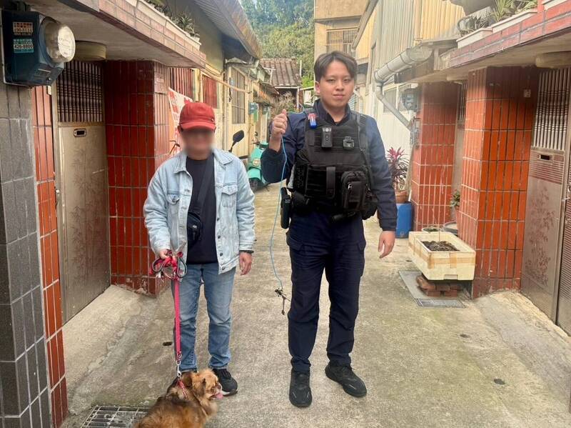 愛犬亂動⋯家門鑰匙掉落水溝 龍潭警巧手解圍助婦返家