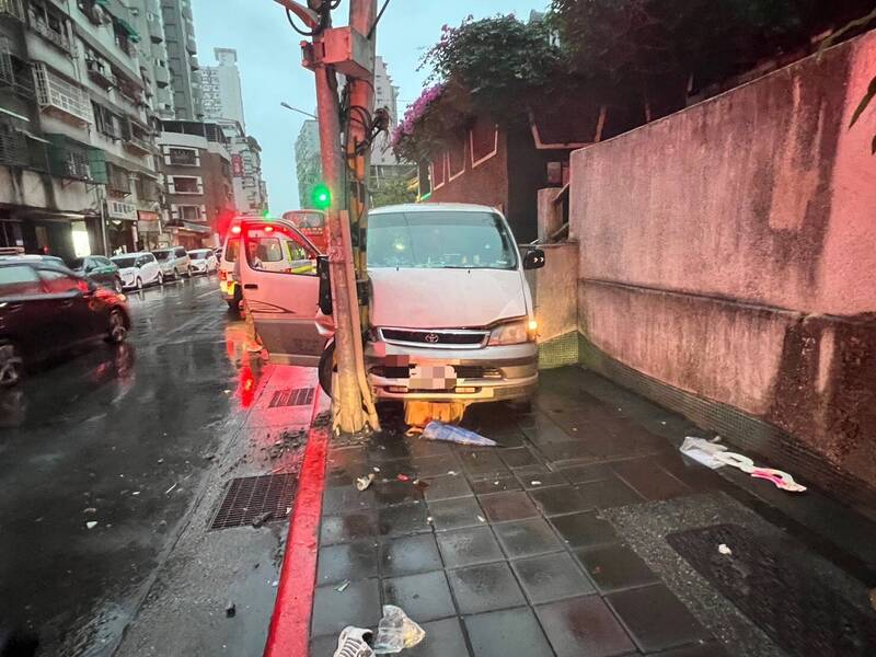 北市清晨廂型車衝人行道!駕駛不治 路人2傷