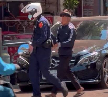 居留證照片差很大!失聯移工心虛露餡狂竄 不敵辣椒水當街就擒