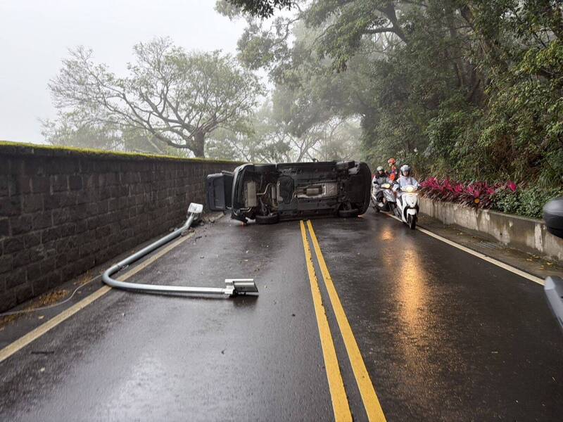 滑手機、恍神?北投小坪頂聯外道車禍翻車 撞斷路燈桿