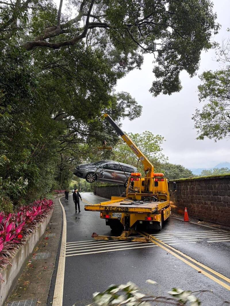 新北市淡水小坪顶联外道路，发生休旅车撞上逆向车辆后翻覆，还撞断路边灯杆。（记者吴仁捷翻摄）