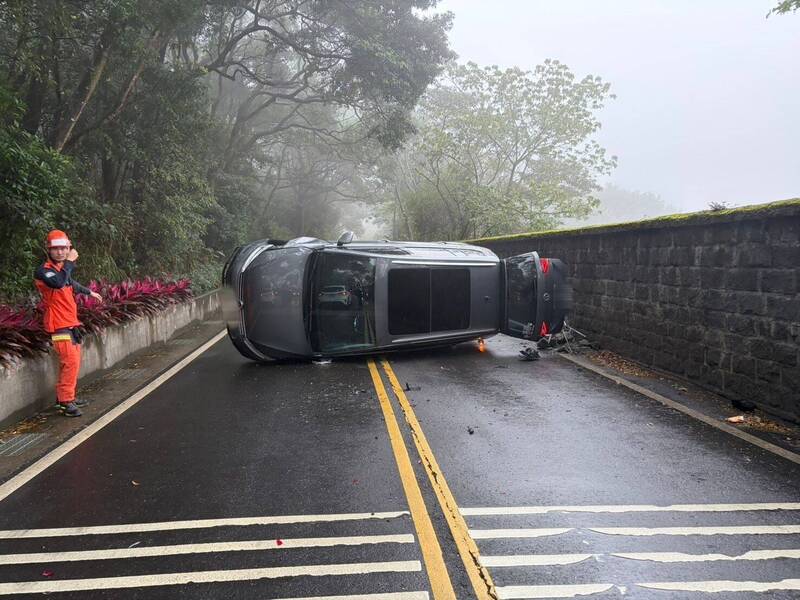 新北市淡水小坪顶联外道路，发生休旅车撞上逆向车辆后翻覆，还撞断路边灯杆。（记者吴仁捷翻摄）
