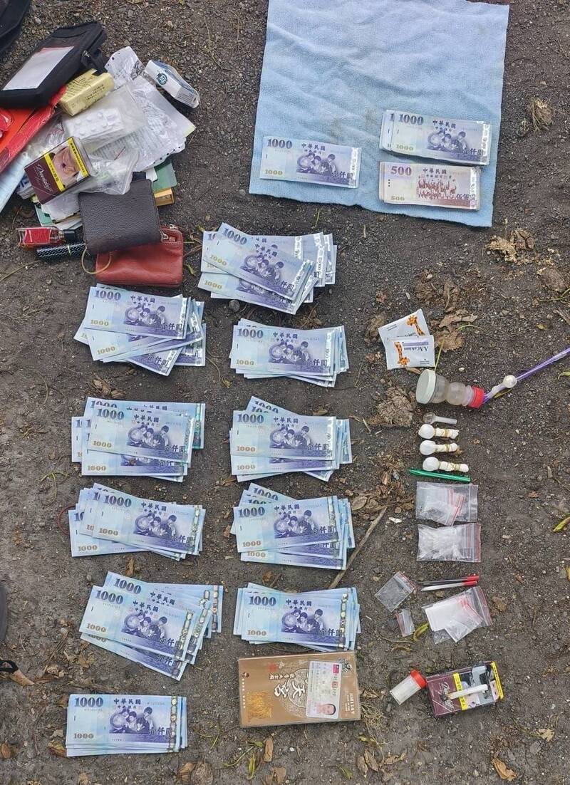 警方查扣毒品及贩毒赃款等证物。（警方提供）