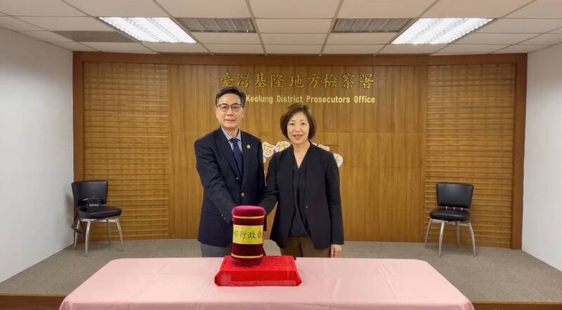 基隆地检署检察长柯宜汾（右）与行政执行署长缪卓然，今天上午在地检署变价拍卖扣押物，现场1.2万余颗泰达币在激烈竞价50回后，以39万3500元拍定。（记者林嘉东翻摄）