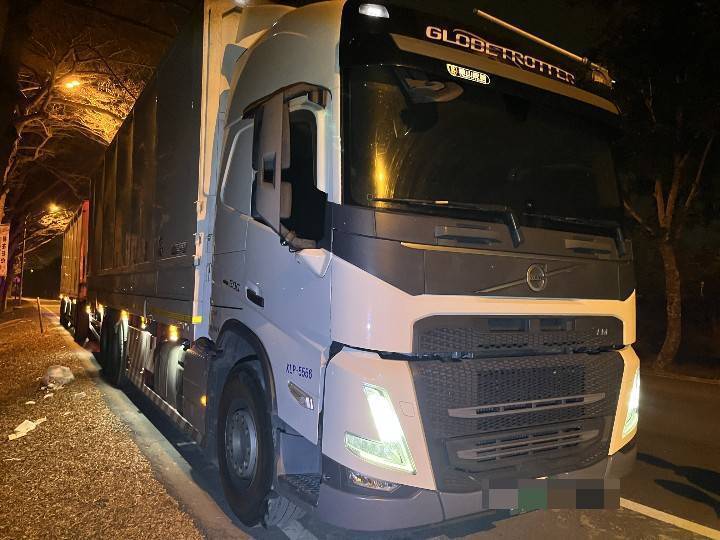 王姓男子驾驶联结车，行经国道时发生爆胎，胎皮喷飞中线车道，恐面临1000到6000元罚锾。（民众提供）