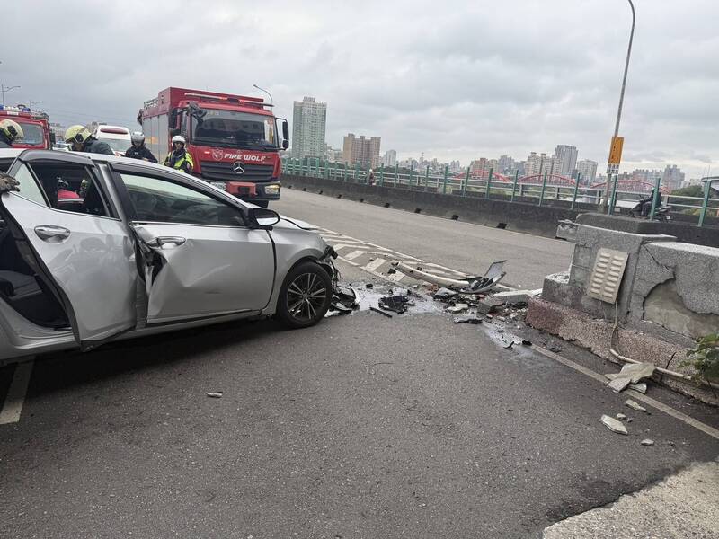 身體不適?6旬男駕車撞福和橋分流橋墩 昏迷送醫