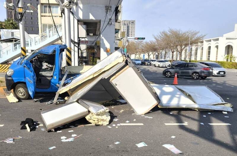 台灣大道驚悚車禍!小貨車「削頂」散架解體 受傷駕駛驚嚇送醫