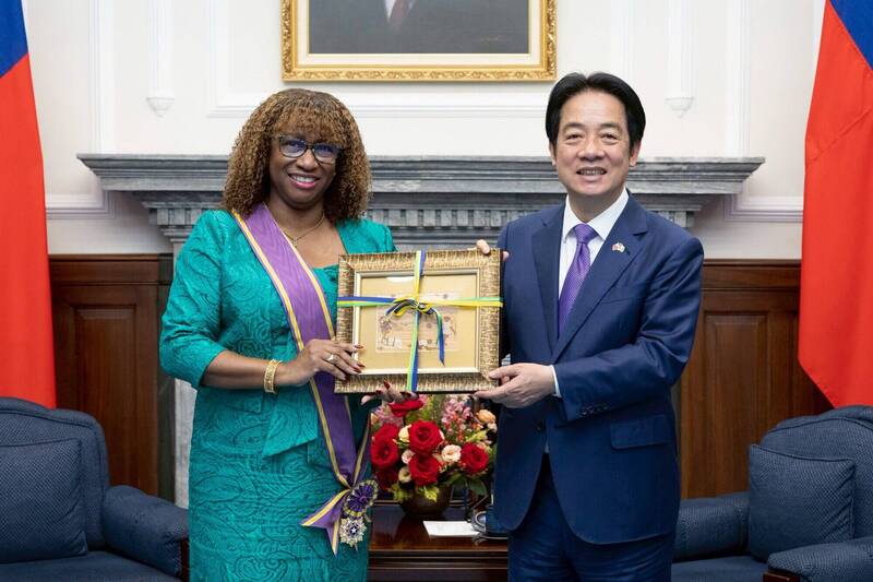 贈勳聖文森首任駐台大使 賴清德：台聖相互扶持、持續前行