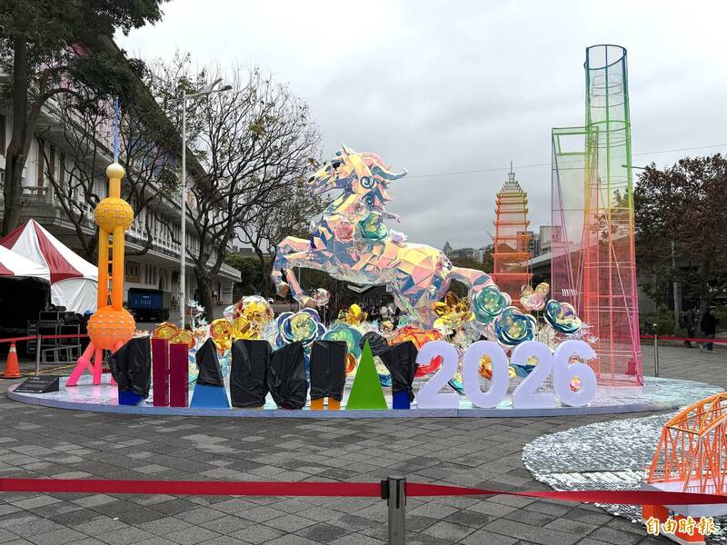 台北燈節花博展區一出捷運站竟是上海花燈 簡舒培批自我矮化