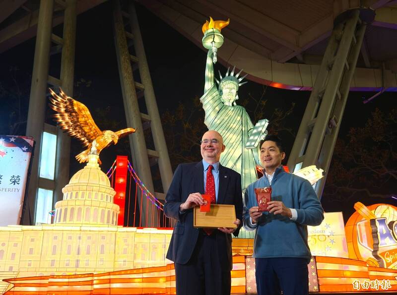 AIT首度參展台北燈節 谷立言、蔣萬安攜手點亮「自由女神」花燈