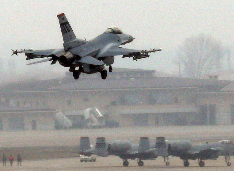 南韓F-16C戰機墜毀!引發山林大火 飛官彈射逃生