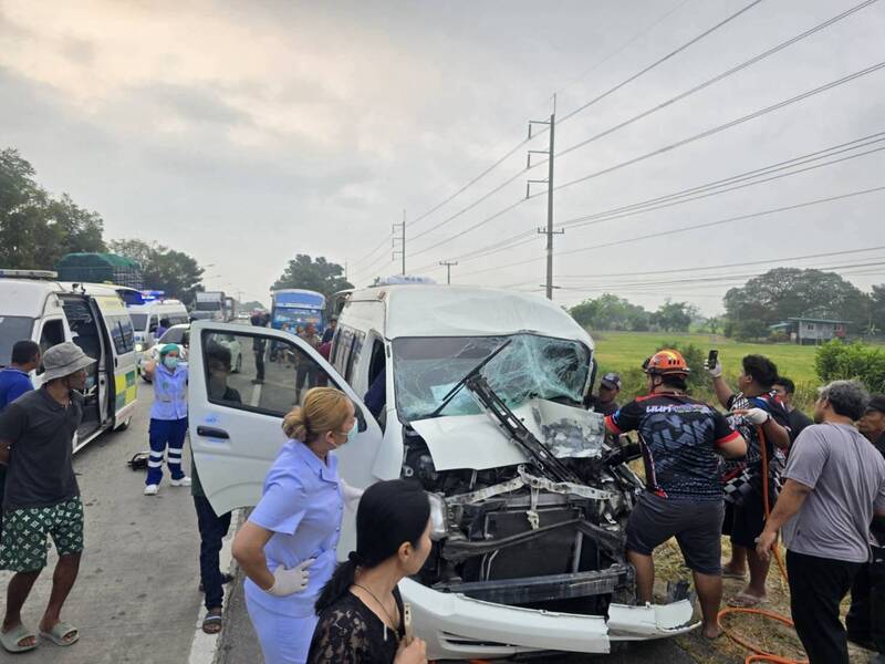 恐怖上學路!泰國校車對撞釀25傷 學生噴飛、慘叫聲不斷