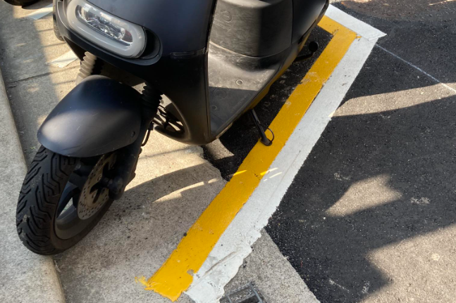 停車格白線內多「黃框」 網友全一頭霧水 交通局曝用途