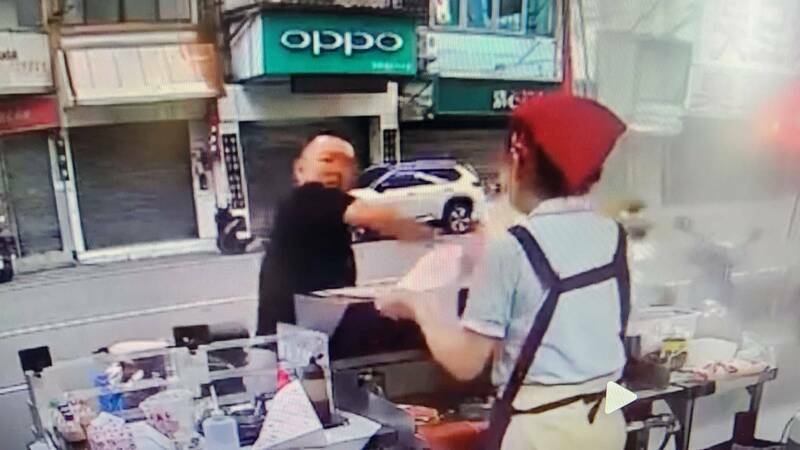 借不到廁所砸早餐店打傷闆娘 警所放人他又折回恐嚇判3月