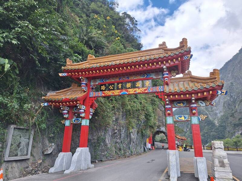 太魯閣牌樓修好了! 彩繪匠師操刀落成