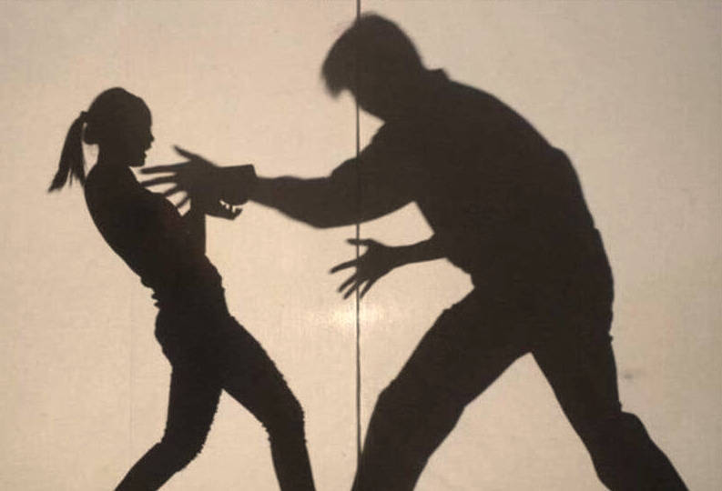 摩鐵房客要求幫找充電頭 櫃台小姐被關11分鐘險失身