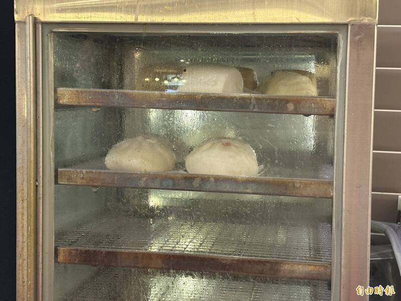 台大醫院美食街爆食安風波!包子內餡疑藏塑膠 店長這樣說