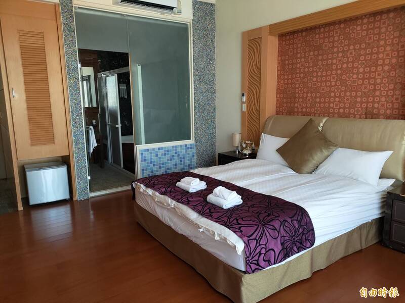 花蓮某小學校長帶人妻上摩鐵  懲戒法院判「降壹級改敘」丟校長飯碗