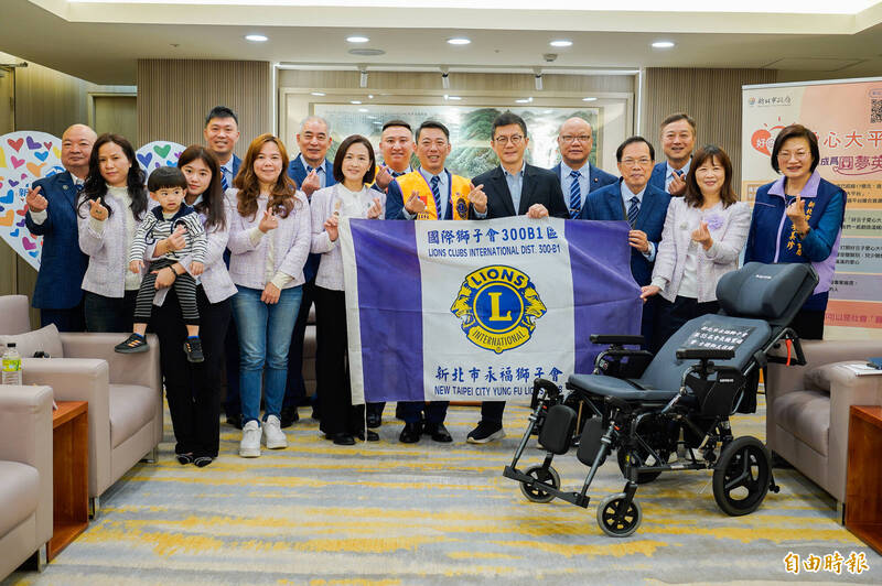 永福獅子會響應好日子愛心大平台 捐35台仰躺高背輪椅