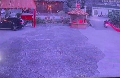 濟公的酒也敢偷!霧峰男裝虔誠抱走2罈高粱 不演了偷機車落跑