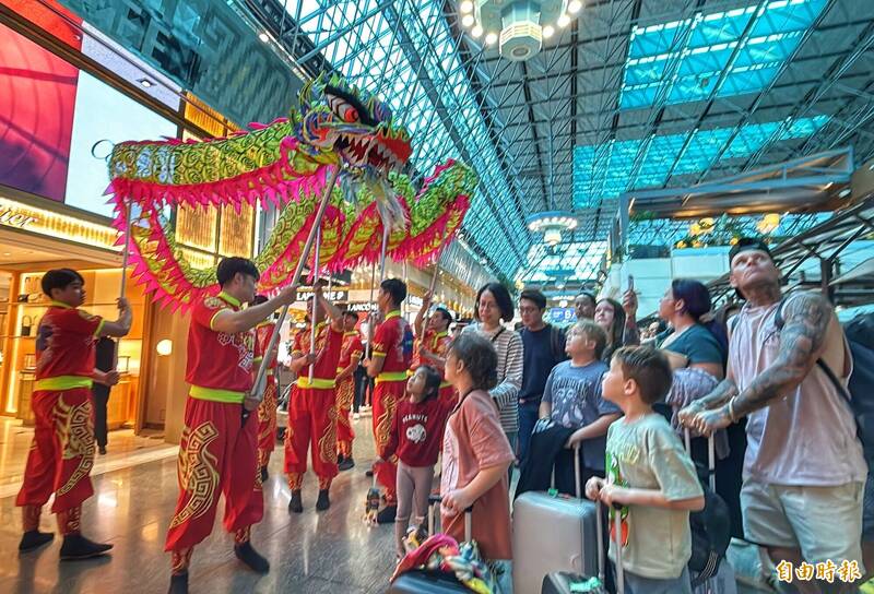 桃機「龍馬舞春」舞動航廈 巨龍翻騰喜迎新春