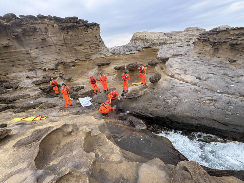 象鼻岩海域驚見浮屍 約50歲婦人打撈上岸身分待查