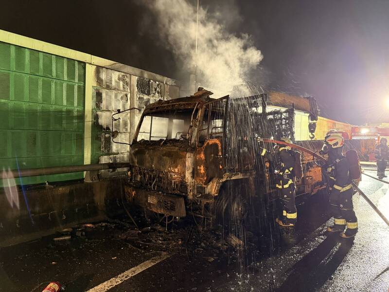 台64接國1匝道20年吊卡車起火 71歲駕駛逃出又衝回手燙傷