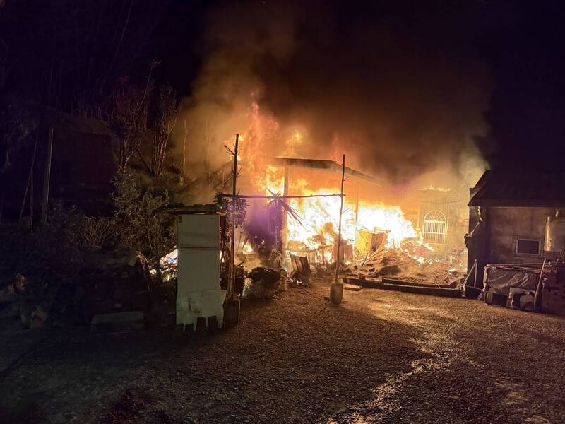 火光嚇人!平溪民宅工具間暗夜竄火 幸無人傷亡