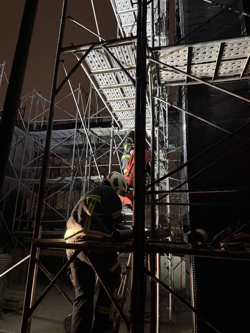 北投驚傳工安意外 業主、工人困水塔疑吸毒氣昏迷搶救中