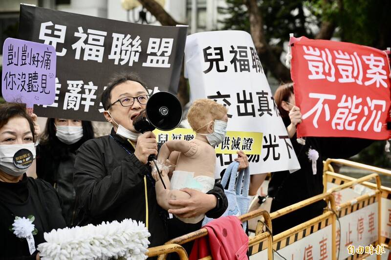 社工陳尚潔出庭堅稱無罪 法院外「剴剴戰士」怒播放嬰兒哭泣