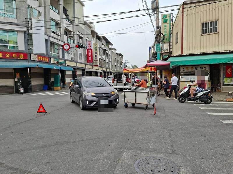 78歲番薯婆推攤車被50歲婦撞翻 網譏:三寶對決?