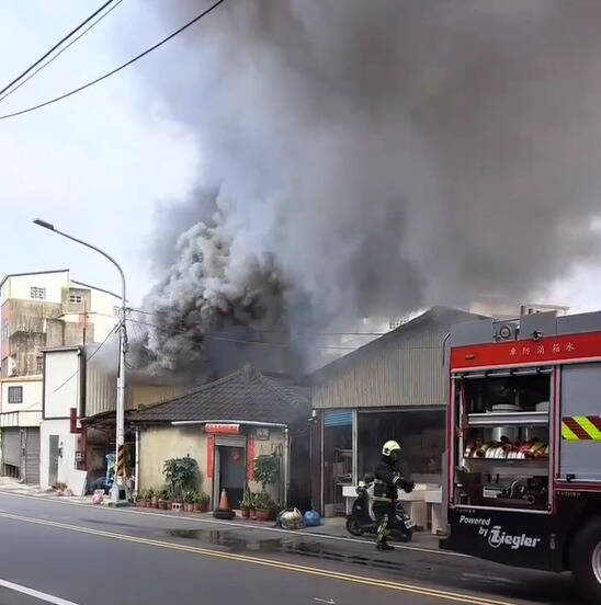 苗栗市近龜山大橋鐵皮屋火警波及民宅 2戶燒毀幸無人傷