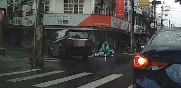 廂型車疑搶快逆向闖紅燈左轉 害機車騎士倒楣摔車後跑了